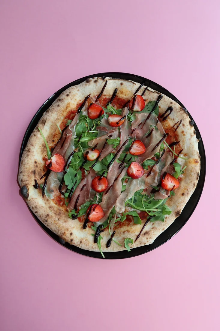 Pizza z szynką, rukolą i truskawkami